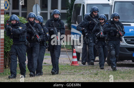 Mainz-Kastel, Germania. Il 15 luglio 2016. I funzionari di una squadra di intervento dell'Assia forza di polizia nella foto durante un anti-terrorismo esercitazione nella motivazione di una caserma, in Mainz-Kastel, Germania, 15 luglio 2016. Foto: BORIS ROESSLER/DPA/Alamy Live News Foto Stock