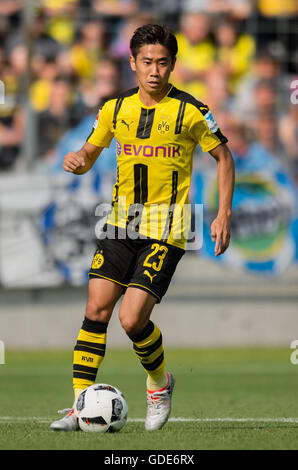 Monaco di Baviera, Germania. 16 Luglio, 2016. Shinji Kagawa del Borussia Dortmund gioca con la palla in un test match tra TSV 1860 Monaco e Borussia Dortmund nello stadio di Grunswalder Strasse a Monaco di Baviera, Germania, 16 luglio 2016. Foto: Matthias esitano di fronte/dpa/Alamy Live News Foto Stock