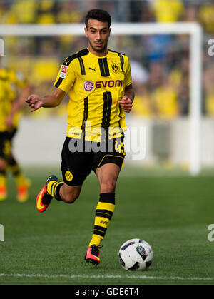 Monaco di Baviera, Germania. 16 Luglio, 2016. Burak Camoglu del Borussia Dortmund gioca con la palla in un test match tra TSV 1860 Monaco e Borussia Dortmund nello stadio di Grunswalder Strasse a Monaco di Baviera, Germania, 16 luglio 2016. Foto: Matthias esitano di fronte/dpa/Alamy Live News Foto Stock