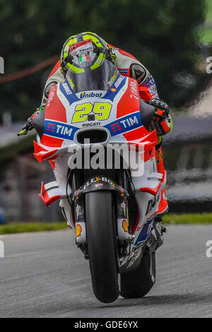 Hohenstein Ernstthal, Germania. 16 Luglio, 2016. GoPro Motorrad Grand Prix Deutschland, Sachsenring, Moto GP, Andrea Iannone di Italia e il Team Ducati Corse la sua moto durante le qualifiche della MotoGp di tedesco durante le qualifiche della MotoGP di Deutschland Credito: marco iorio/Alamy Live News Foto Stock