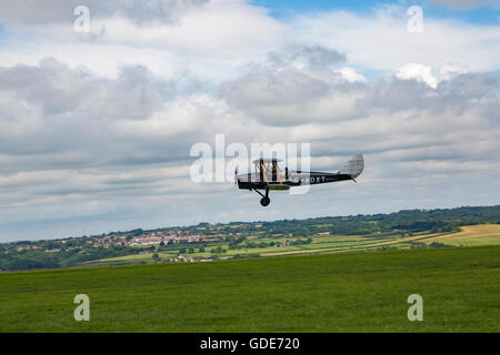 Compton Abbas, Dorset, Regno Unito. 16 Luglio 2016. Tempo in Gran Bretagna: Giornata di sole calda e gloriosa con interessanti nuvole, ideale per prendere al cielo in un aereo biplano tigre moth - De Havilland DH82A Credit: Carolyn Jenkins/Alamy Live News Foto Stock