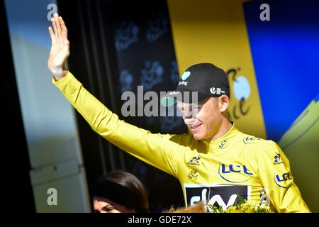 La Francia. 16 Luglio, 2016. Montelimar a Villars les Dombes Parc des oiseaux, Francia. Christopher Froome (GBR) del TEAM SKY foto della cerimonia del podio nella maglia gialla dopo la fase 14 del 2016 Tour de France a 208,5 km Stadio Credit: Azione Plus immagini di sport/Alamy Live News Foto Stock