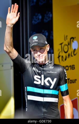 La Francia. 16 Luglio, 2016. Montelimar a Villars les Dombes Parc des oiseaux, Francia. Christopher Froome (GBR) del TEAM SKY foto della cerimonia del podio nella maglia gialla dopo la fase 14 del 2016 Tour de France a 208,5 km Stadio Credit: Azione Plus immagini di sport/Alamy Live News Foto Stock