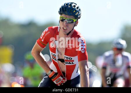 La Francia. 16 Luglio, 2016. Montelimar a Villars les Dombes Parc des oiseaux, Francia. SIEBERG Marcel (GER) del lotto SOUDAL mostrato di attraversare la linea del traguardo dopo la fase 14 del 2016 Tour de France a 208,5 km Stadio tra Montelimar e Villars-Les-Dombes Parc des oiseaux Credit: Azione Plus immagini di sport/Alamy Live News Foto Stock