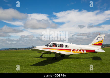 Compton Abbas, Dorset, Regno Unito 16 luglio 2016. Meteo REGNO UNITO: glorioso giorno caldo e soleggiato con interessanti nuvole, ideale per prendere un volo in un aeromobile leggero Credito: Carolyn Jenkins/Alamy Live News Foto Stock