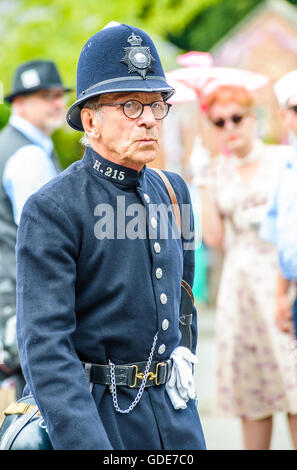 Woodhall Spa 1940 Festival - poliziotto vestito negli anni quaranta uniforme con casco Foto Stock