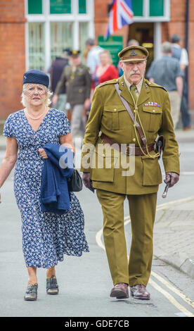 Woodhall Spa, Lincolnshire, Regno Unito. 16 Luglio, 2016. La quinta edizione di Woodhall Spa 1940s Festival attira 20.000 visitatori durante il weekend come si celebra il meglio della vita sulla British Home anteriore della Seconda Guerra Mondiale negli anni quaranta. A seguito di una apertura ricordo servizio nella chiesa del villaggio cantiere il giorno disteso con le mogli militare coro e quaranta artisti interpreti o esecutori più una guerra mondiale due rievocazione gruppo 'digging nell' e vivono nei boschi per il weekend. Credito: Matt arto/Alamy Live News Foto Stock