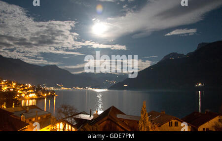 Luna piena sopra il lago di Brienz, Svizzera Foto Stock