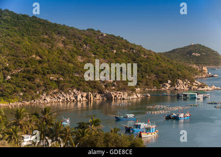 Barche da Pesca nella baia di Vinh Hy,South-Chinese mare,Vietnam,Asia Foto Stock