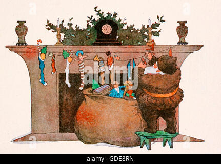 Santa ripieno di calze che sono appesi dal camino con cura Foto Stock