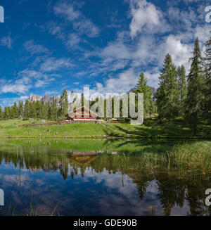 Cortina d'Ampezzo,Italia,Ristorante riflessa nel Lago Scin Foto Stock