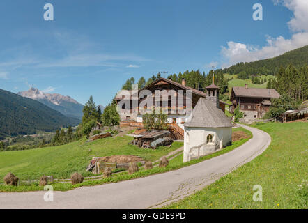 Sillian,Austria,agriturismo e la cappella a montagna Sillianberg Foto Stock