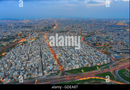 Iran,città di Teheran,Teheran città dalla torre Milad. Hemmat Expressway Foto Stock