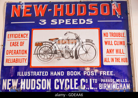 L'Inghilterra,County Durham,Open Air Museum,Vintage pubblicità segno il motociclo New-Hudson Foto Stock