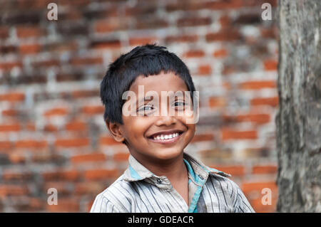 Ritratto di non identificato ragazzo indiano sulla strada nel villaggio di pescatori. Kovalam. Il Kerala. India Foto Stock