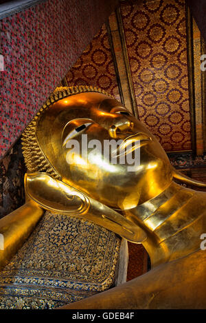 Il gigante reclinabili golden statua di Buddha nel Wat Pho tempio, Bangkok in Thailandia. Foto Stock