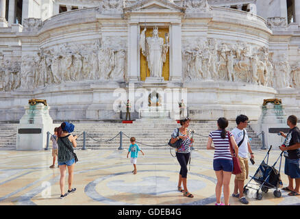 Tomba del Milite Ignoto sotto la statua della dea Roma e Monumento a Vittorio Emanuele Piazza Venezia Roma Lazio Italia Europa Foto Stock