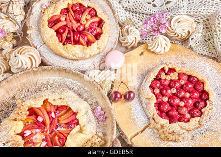 Rustico crostate di frutta e meringhe, dolci fatti in casa, colori pastello. Foto Stock