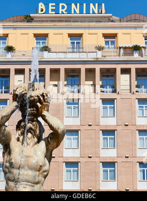 Cinque stelle Hotel Bernini e la Fontana del Tritone di Bernini Piazza Barberini Roma Lazio Italia Europa Foto Stock