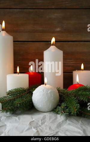 Molti di colore rosso e bianco Natale candele, oggetto Foto Stock