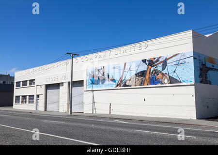 Nuova Zelanda la società di spedizione magazzino con murales, Bluff, Nuova Zelanda Foto Stock