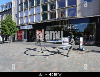 Nae giorno sae scuro (l'anello scultura) di david annand perth high street Scozia Luglio 2016 Foto Stock