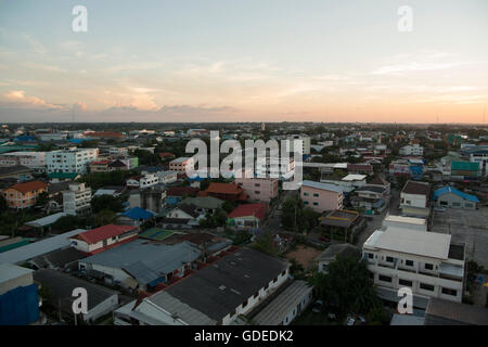 Una vista della città di Surin in Isan in Thailandia. Foto Stock