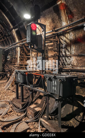 Semaforo con luce rossa nel tunnel della metropolitana Foto Stock