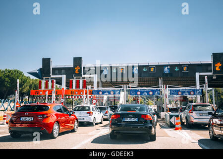 Nizza, Francia - 28 Giugno 2015: automobili che passa attraverso il punto di pedaggio autostrada, stazione di pedaggio Foto Stock