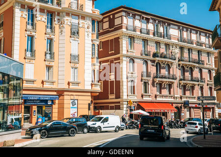 Montecarlo, Monaco - Giugno 28, 2015: il traffico sulle strade del Principato di Monaco e Monte Carlo. Foto Stock