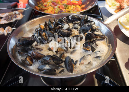 Musels fresco dal mare di essere cotti per turisti alla famosa Bergin Mercato del Pesce. Bergen, Norvegia, Hoardaland, Scandanina Foto Stock