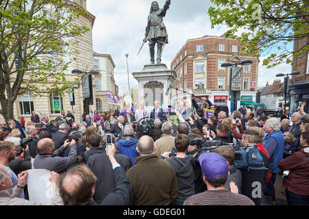 Nigel Farage (c), il UKIP leader del partito, dà un breve discorso con Chris Adams, UKIP candidato per Aylesbury Foto Stock