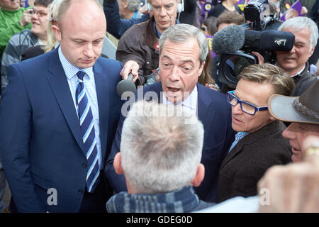 Nigel Farage, UKIP leader del partito, nella foto durante una campagna visita ad Aylesbury. Foto Stock