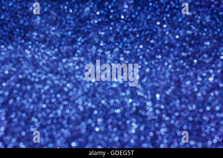 Scintilla colorati e soffiare bokeh di fondo naturale in blu scuro del tono di colore sfondo luminoso Foto Stock