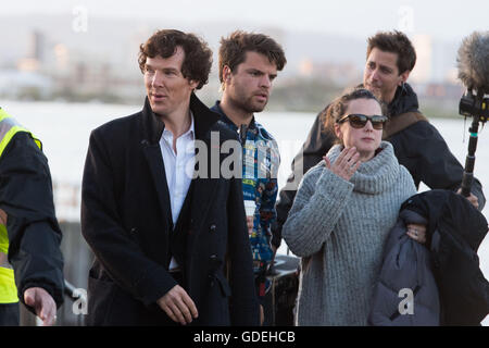 CARDIFF, Regno Unito. 13 luglio 2016. Benedetto Cumberbatch è macchiato di lasciare il programma Sherlock impostato sulla Baia di Cardiff barrage. Foto Stock