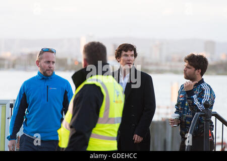 CARDIFF, Regno Unito. 13 luglio 2016. Benedetto Cumberbatch è macchiato di lasciare il programma Sherlock impostato sulla Baia di Cardiff barrage. Foto Stock