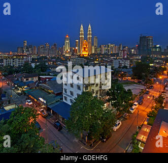 Skyline della città con le Petronas Twin Towers di notte, Kuala Lumpur, Malesia Foto Stock