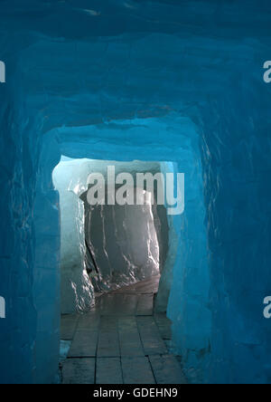 Percorso attraverso la grotta di ghiaccio nel ghiacciaio del Rodano, Furka percorso, Vallese, Svizzera Foto Stock