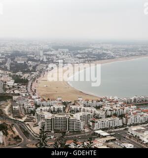 Skyline della città e dalla spiaggia, Agadir, Marocco Foto Stock
