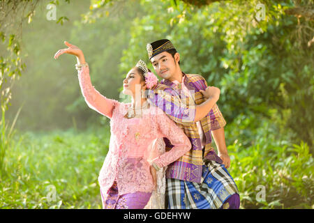 L uomo e la donna in abiti tradizionali di ballo, Asia Foto Stock