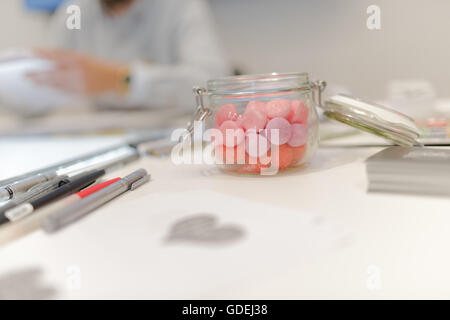 Vasetto di fraise tagada dolci su una scrivania Foto Stock