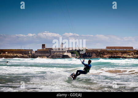 L'uomo Kite surf, Spiaggia Los Lances Tarifa, Andalusia, Spagna Foto Stock