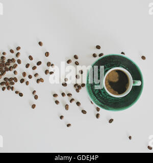 I chicchi di caffè e la tazza di caffè su sfondo bianco Foto Stock