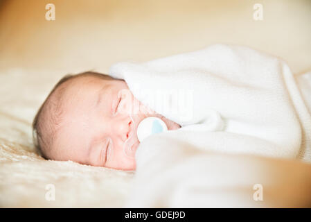 Close-up del neonato Bambino addormentato con fantoccio in bocca Foto Stock