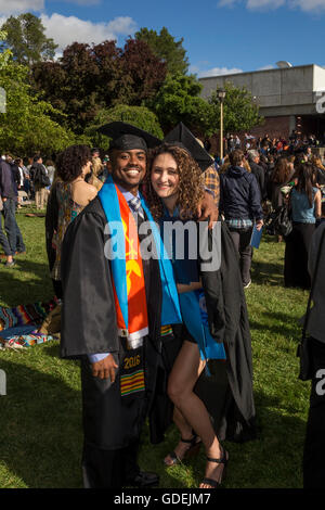 Gli studenti universitari che frequentano la cerimonia di laurea di Sonoma State University di Rohnert Park a Sonoma County in California negli Stati Uniti Foto Stock