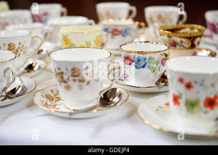 Porcellana floreale teacups su un tavolo Foto Stock