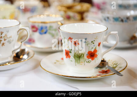 Close-up di porcellana floreale teacups sul tavolo Foto Stock