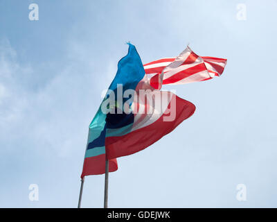 Bandiere di Malaysia e lo stato di Sabah soffiando nel vento Foto Stock