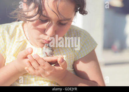 Ragazza baciare bird Foto Stock