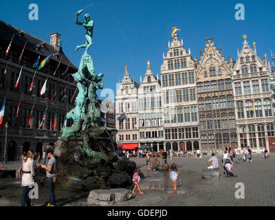 Il Municipio, Brabo Fontana, Grote Markt, Anversa, Fiandre, in Belgio Foto Stock